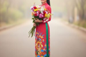 tạo dáng chụp ảnh với bó hoa