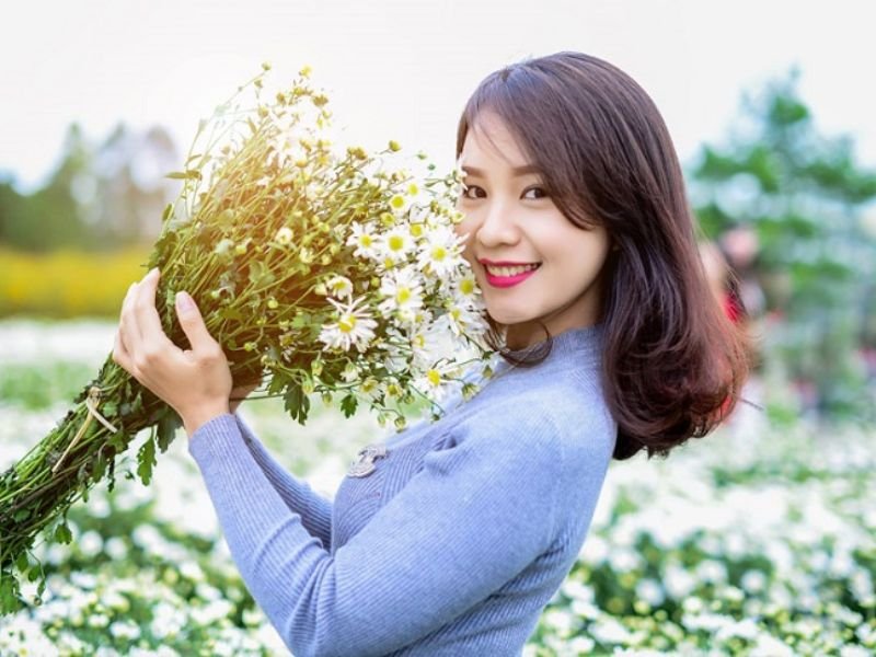 Cách tạo dáng chụp ảnh với bó hoa