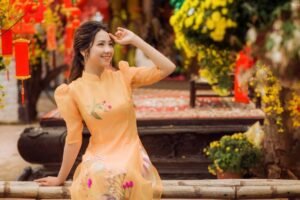 Tạo dáng chụp ảnh với đạo cụ ngày tết