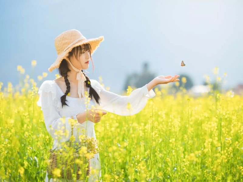 Cách tạo dáng chụp ảnh với cánh đồng hoa