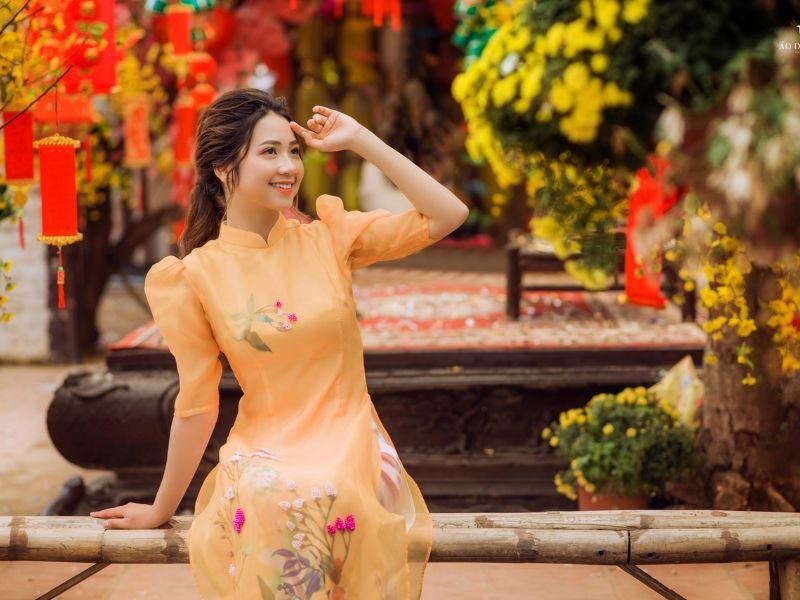 Tạo dáng chụp ảnh với đạo cụ ngày tết